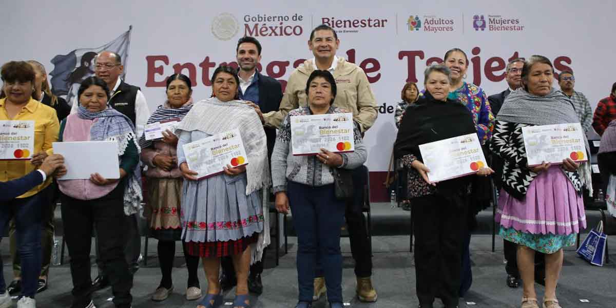 Andrés Villegas entrega de pintura y láminas en el Barrio de Guadalupe de Ciudad Serdán