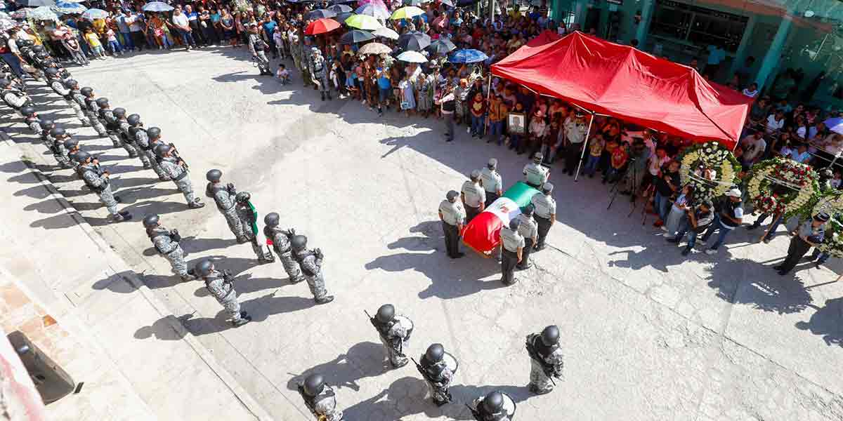 GUARDIA NACIONAL RINDE HONORES PÓSTUMOS A SARGENTO POBLANO CAÍDO EN JALISCO