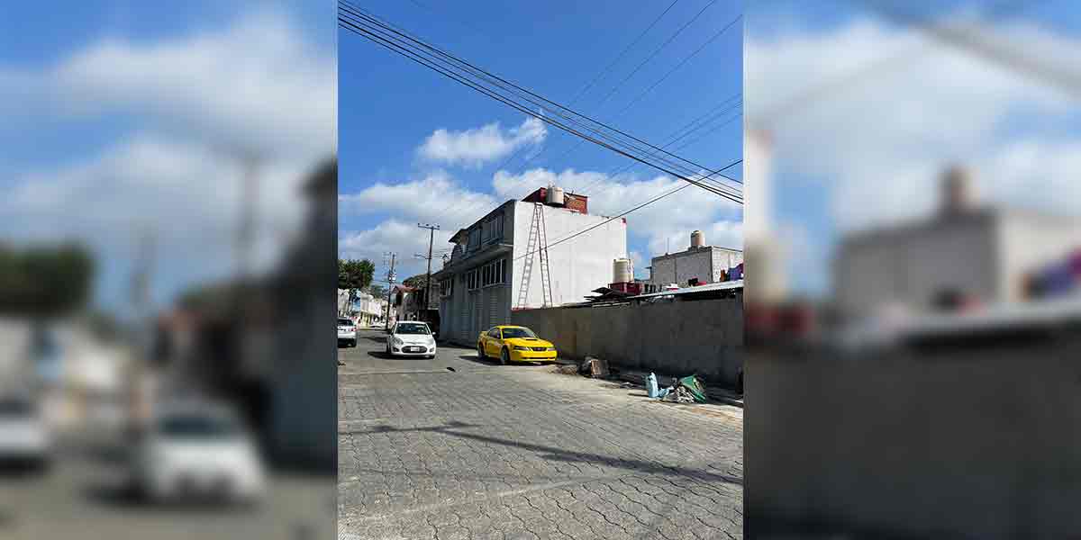 ¡Milagro en Huauchinango! Trabajador sobrevive a descarga eléctrica y caída de 10 metros