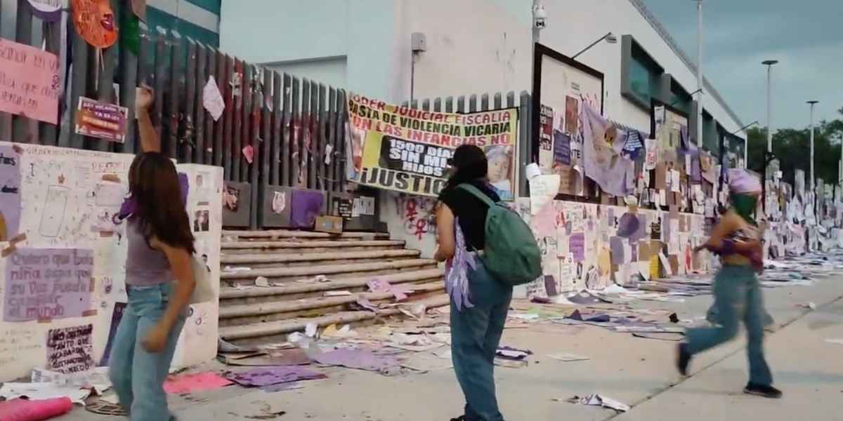 Multitudinaria marcha 8M en Puebla culmina con protestas frente a Fiscalía