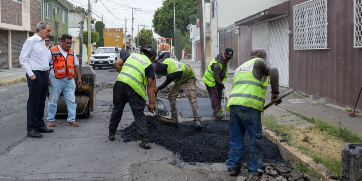 Supervisa Pepe Chedraui trabajos de bacheo en colonia Jardines de San Manuel