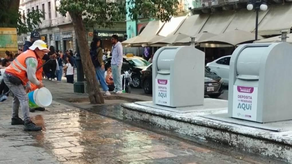 Gobierno de Pepe Chedraui refuerza limpieza urbana con lavado de papeleros y soterrados en el Centro Histórico