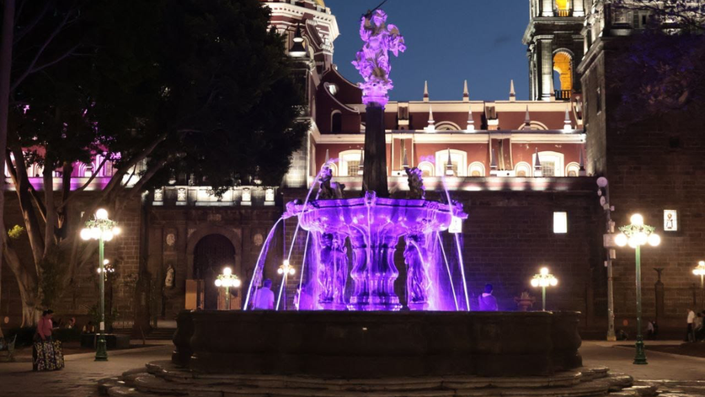 Impulsa Pepe Chedraui Mujeres que Brillan con iluminación violeta de las fuentes de la ciudad por el Día de la Mujer