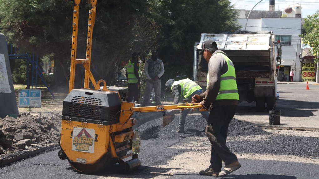 Supervisa Pepe Chedraui cuadrillas de bacheo en El Carmen