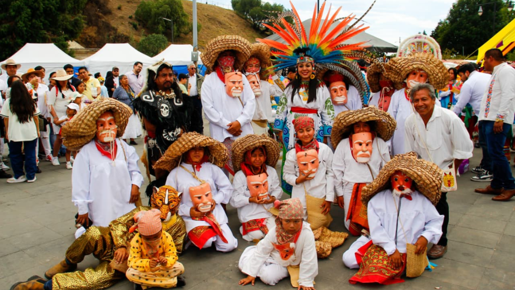 Tonantzin Fernández encabeza peregrinación de danzas hacia la Gran Pirámide