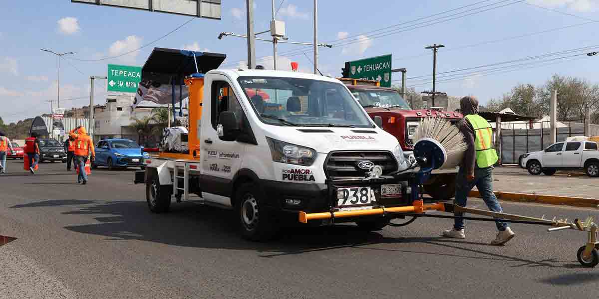 La carretera federal de Amozoc recibe mantenimiento y aplicación de pintura por el Gobierno Municipal y Estatal