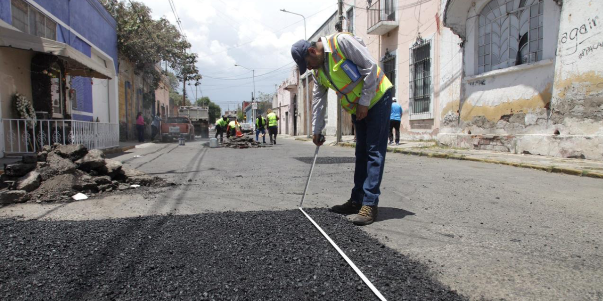 ntensifica Gobierno de Pepe Chedraui trabajos de bacheo en el Barrio El Refugio