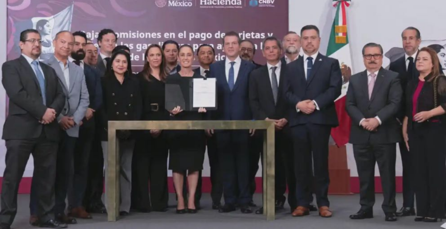EL OBJETIVO ES APOYAR LA ECONOMÍA DE LAS FAMILIAS MEXICANAS: PRESIDENTA CLAUDIA SHEINBAUM FIRMA ACUERDO PARA REDUCIR COMISIONES EN PAGOS DE GASOLINA Y DIÉSEL CON TARJETAS Y VALES EN GASOLINERAS