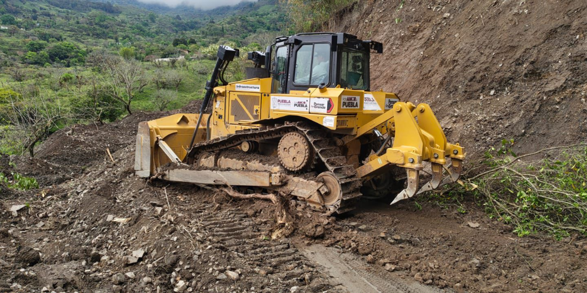 Reconstruye Gobierno de Puebla carretera en Pahuatlán por derrumbe menor
