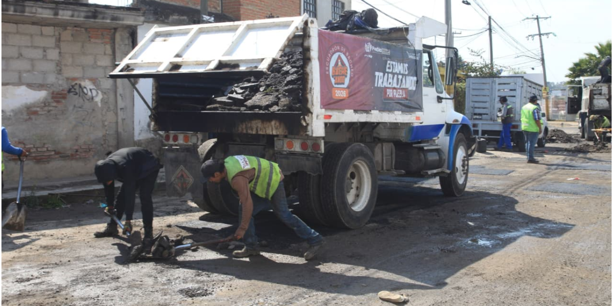 Pepe Chedraui supervisa trabajos de bacheo en San Pablo Xochimehuacan