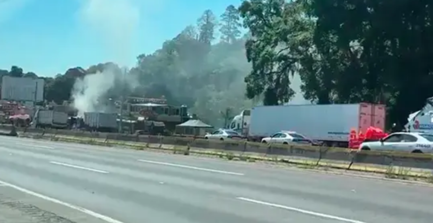 Violencia en la México-Puebla: incendian dos tractocamiones y desatan alarma