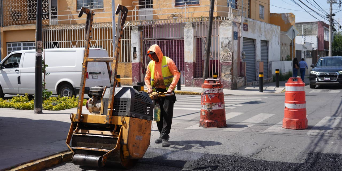 Supervisa Pepe Chedraui a cuadrillas de bacheo en la 17 Sur y 13 Poniente