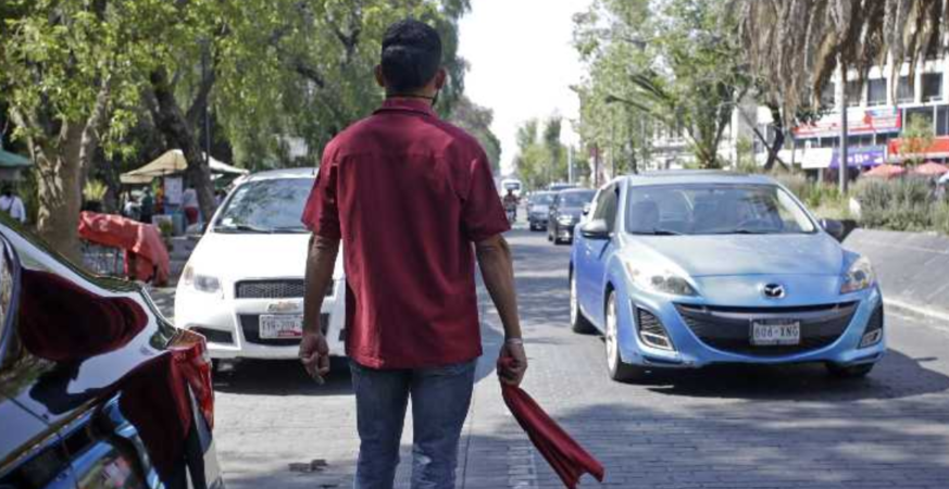 Prohíben cobros excesivos de franeleros en Feria de Puebla