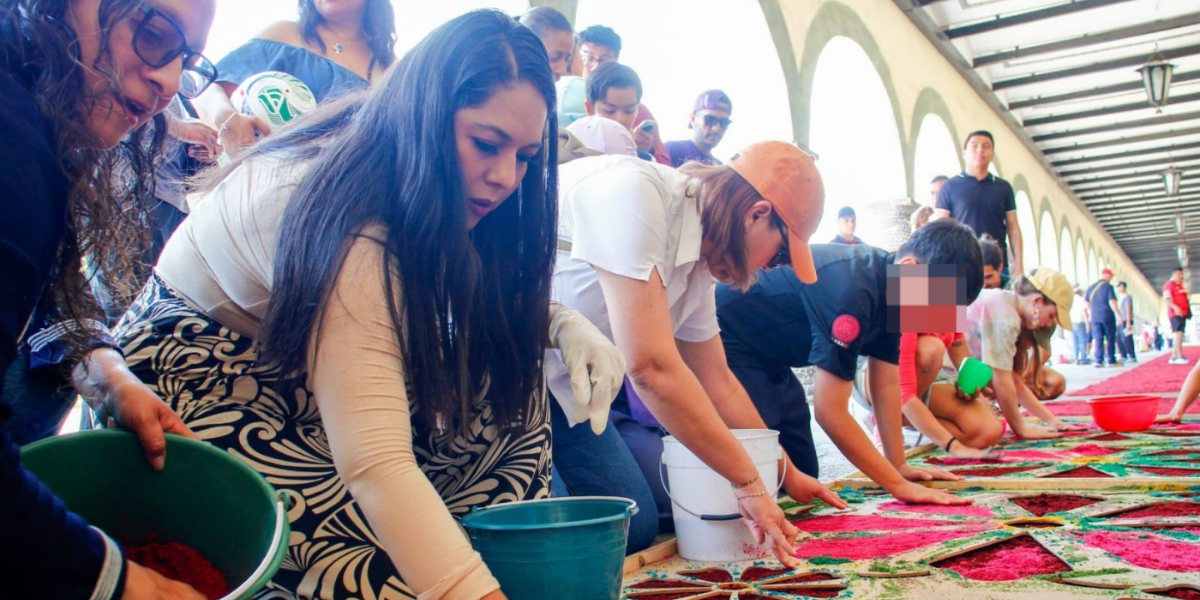 Encabeza Tonantzin Fernández la colocación de la alfombra monumental en el Portal Guerrero