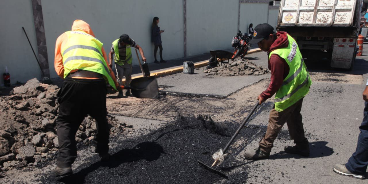 Continúa Pepe Chedraui supervisando trabajos de bacheo en colonia Ignacio Zaragoza