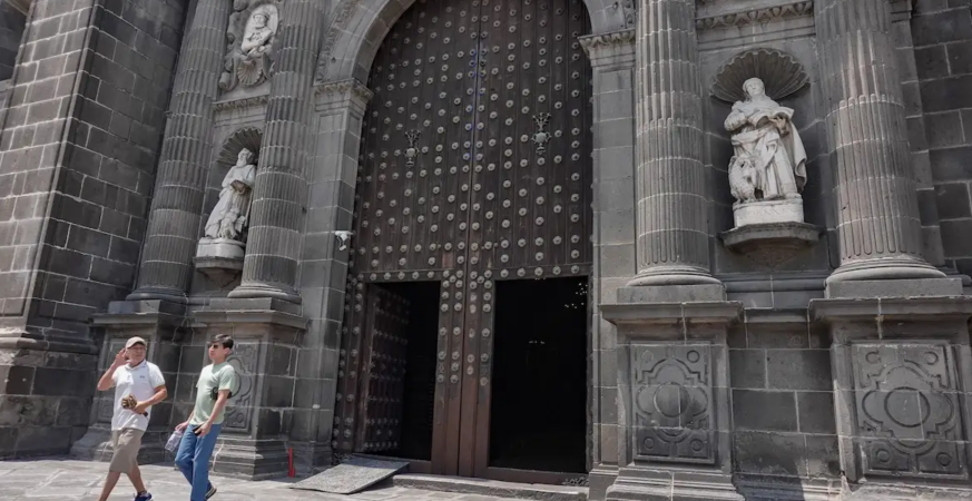 Reabre Catedral de Puebla puerta norte tras cuatro meses de rehabilitación por incendio