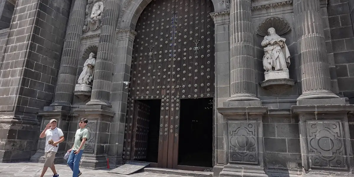 Reabre Catedral de Puebla puerta norte tras cuatro meses de rehabilitación por incendio