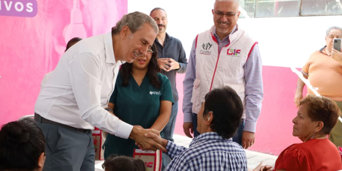 Pepe Chedraui entrega 50 aparatos auditivos,a través del programa "Oir para vivir "