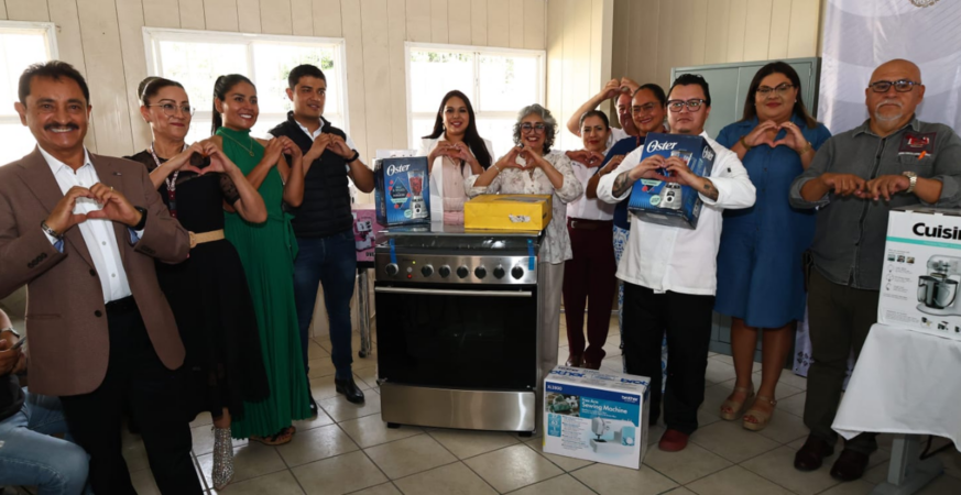 Con respaldo de Alejandro Armenta y Ceci Arellano, Tonantzin Fernández equipa centros educativos en San Pedro Cholula