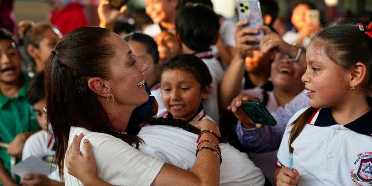 EN CUNDUACÁN, TABASCO, PRESIDENTA CLAUDIA SHEINBAUM ENTREGA TARJETAS DE LA BECA RITA CETINA PARA UNIFORMES Y ÚTILES A ESTUDIANTES DE PRIMARIA; EN AGOSTO RECIBIRÁN EL APOYO EN TODO EL PAÍS