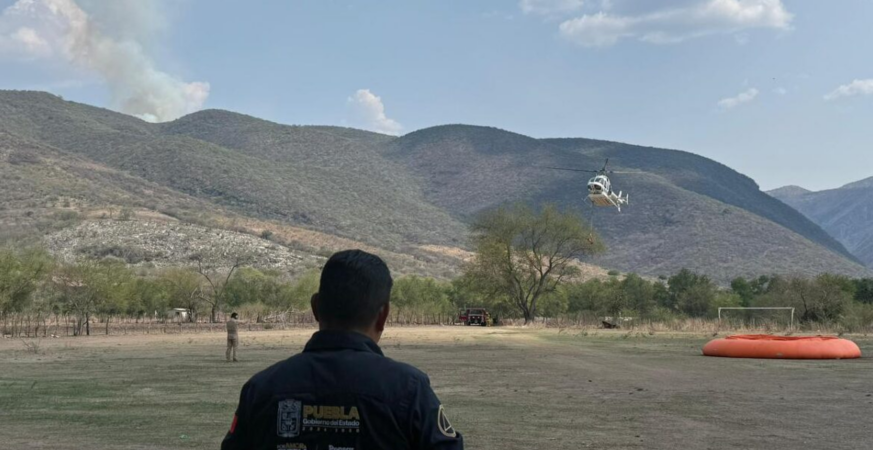 Helicóptero y brigadistas combaten incendio forestal en Cohetzala Puebla
