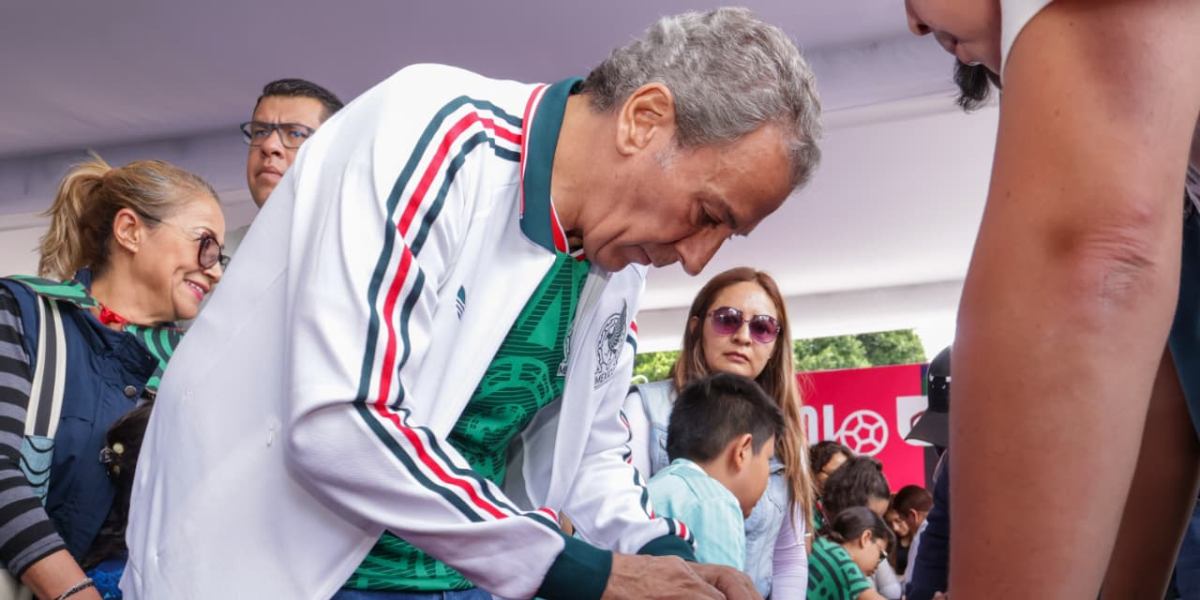Pepe Chedraui se reúne con poblanas y poblanos en Megaintercambio de Estampas Mundialistas