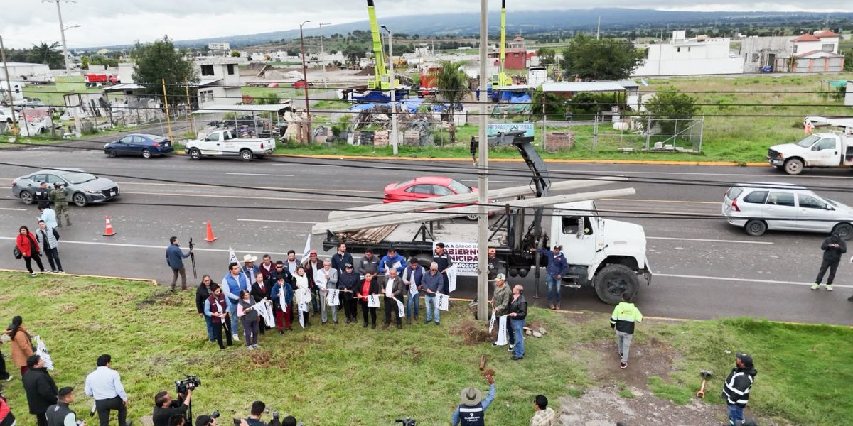 ILUMINAN LA CARRETERA DE AMOZOC; OTRA IMPORTANTE OBRA DEL GOBIERNO MUNICIPAL