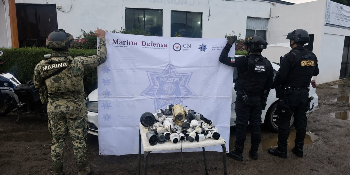Como parte de las estrategias permanentes para fortalecer la seguridad y preservar el orden público, el Gobierno Municipal de San Martín Texmelucan, encabezado por Juan Manuel Alonso Ramírez, llevó a cabo un operativo coordinado entre los tres órdenes de gobierno que permitió el aseguramiento de 40 cámaras de videovigilancia instaladas de manera irregular en infraestructura pública. Esta acción forma parte de la estrategia integral de seguridad impulsada por el Gobierno Municipal para fortalecer los mecanismos de vigilancia y monitoreo, garantizando que su operación se realice bajo los marcos normativos establecidos. El operativo fue desarrollado por la Secretaría de Seguridad Pública y Tránsito Municipal en coordinación con la Secretaría de Marina, la Fiscalía General del Estado de Puebla y la Policía Estatal, como parte del eje de Coordinación Interinstitucional que integra la Estrategia Municipal de Seguridad. Durante los recorridos de supervisión y vigilancia, se detectaron 40 dispositivos de videograbación que no formaban parte de los sistemas oficiales de monitoreo ni contaban con acreditación institucional, por lo que fueron retirados y asegurados conforme a los protocolos establecidos, posteriormente, quedaron bajo resguardo de la Fiscalía General del Estado de Puebla, para dar seguimiento a las investigaciones correspondientes. Con estas acciones, el Gobierno Municipal reafirma su compromiso de fortalecer la coordinación operativa entre instituciones de seguridad, combatir cualquier práctica que vulnere la legalidad y consolidar mecanismos de vigilancia que contribuyan a generar entornos más seguros para las familias texmeluquenses.