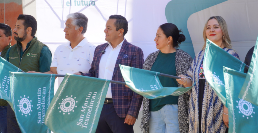 EDIL JUAN MANUEL ALONSO ENCABEZA INICIO DE PAVIMENTACIÓN CON CONCRETO DE LA CALLE MUJICA Y OSORIO EN TEXMELUCAN
