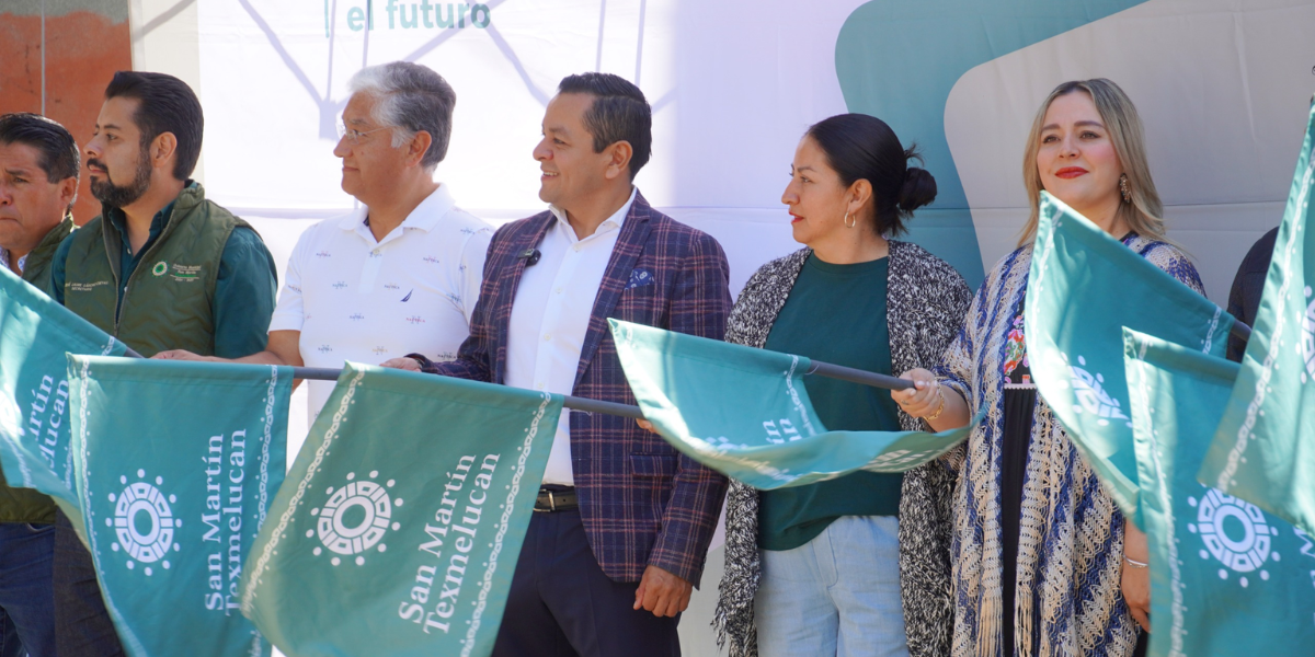 EDIL JUAN MANUEL ALONSO ENCABEZA INICIO DE PAVIMENTACIÓN CON CONCRETO DE LA CALLE MUJICA Y OSORIO EN TEXMELUCAN
