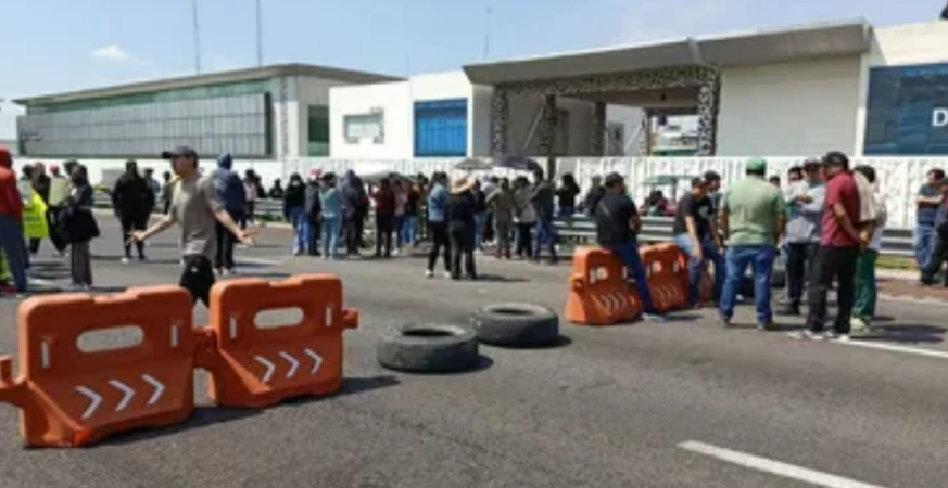 Bloquean la México-Puebla en Texmelucan; exigen esclarecer la detención de tres personas