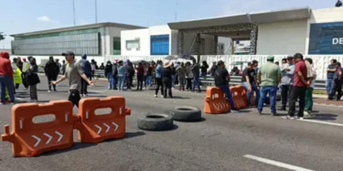 Bloquean la México-Puebla en Texmelucan; exigen esclarecer la detención de tres personas