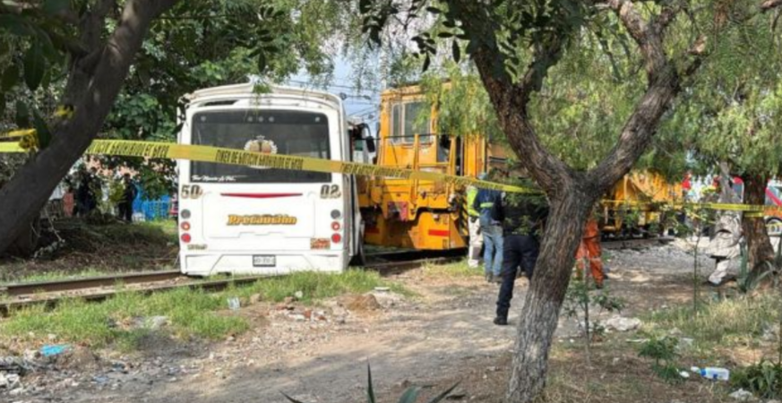 TREN EMBISTE A RUTA 50: 17 HERIDOS