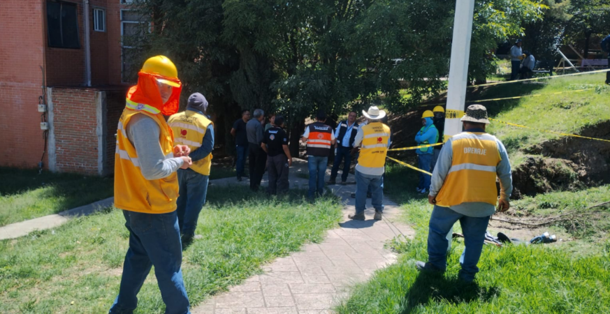 Agua de Puebla atiende hundimientos en la unidad habitacional IVI Santa Lucía 3 y en la colonia el Carmen
