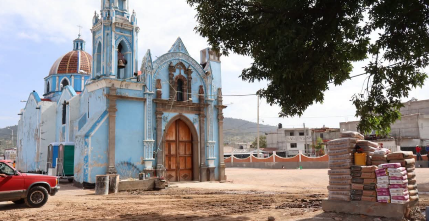 SEVERIANO DE LA ROSA Y PÁRROCO DE AMOZOC SUPERVISAN AVANCES DE OBRA EN EL ATRIO DE SANTO ÁNGEL