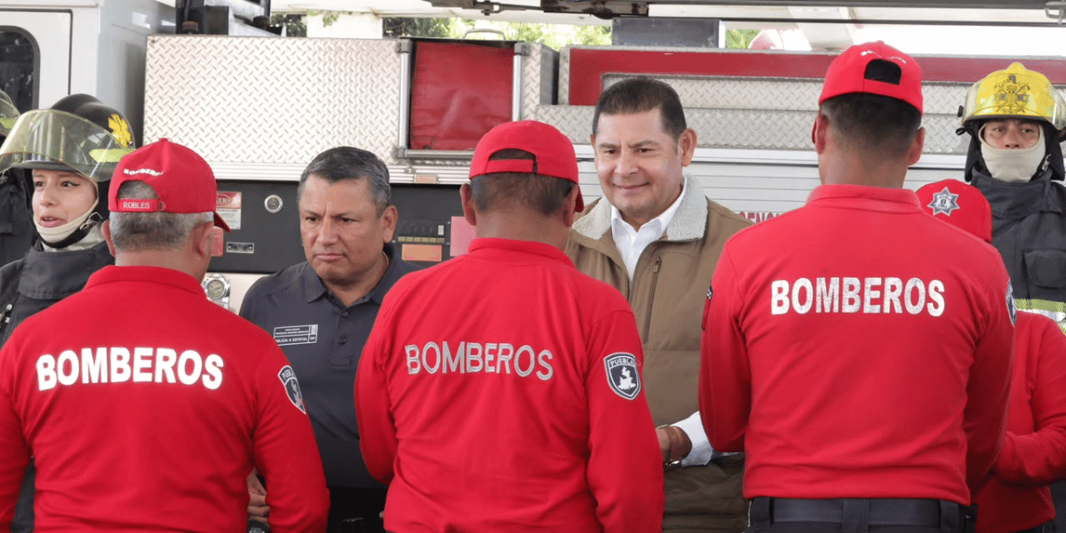 CON VIVIENDA Y EQUIPAMIENTO, GOBIERNO ESTATAL RECONOCE ENTREGA HEROICA DE BOMBEROS