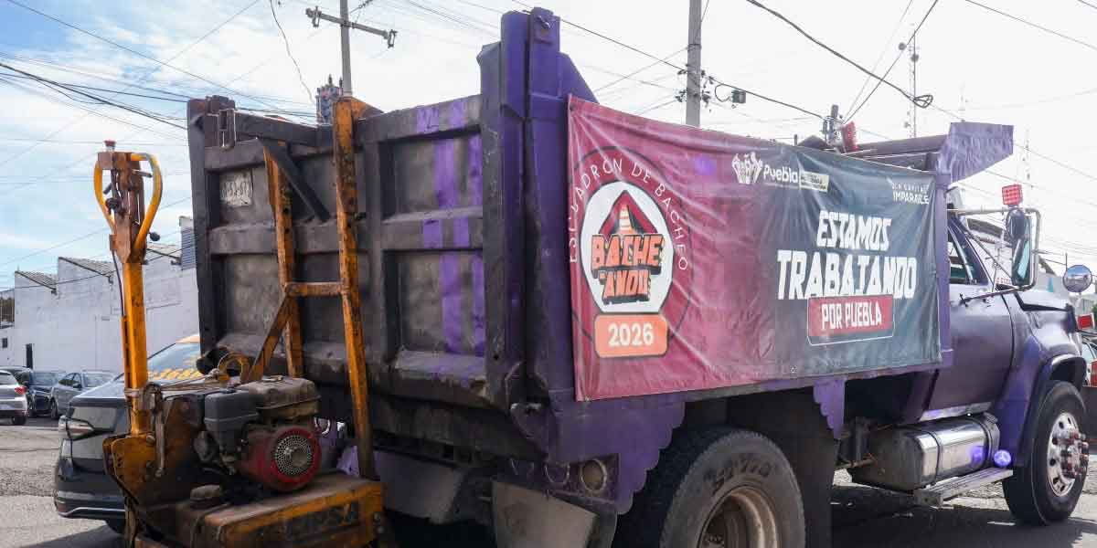 Supervisa Pepe Chedraui labores de bacheo en colonia La Noria