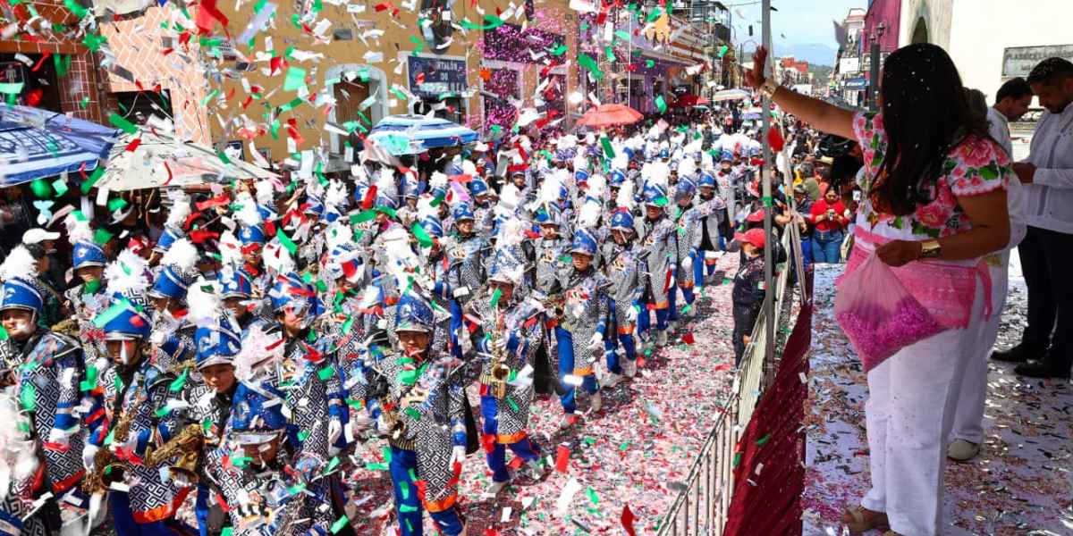 Encabeza Tonantzin Fernández el desfile del 16 de septiembre con más de 6 mil participantes