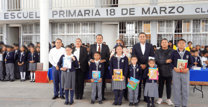 ENCABEZA ALCALDE JUAN MANUEL ALONSO, ENTREGA SIMBÓLICA DE LIBROS DE TEXTO GRATUITOS EN TEXMELUCAN